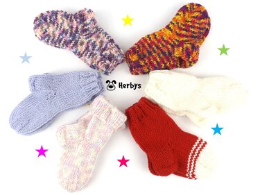 Sechs Paar gestrickte Babysocken in verschiedenen Farben kreisförmig auf weißem Hintergrund mit bunten Sternen.