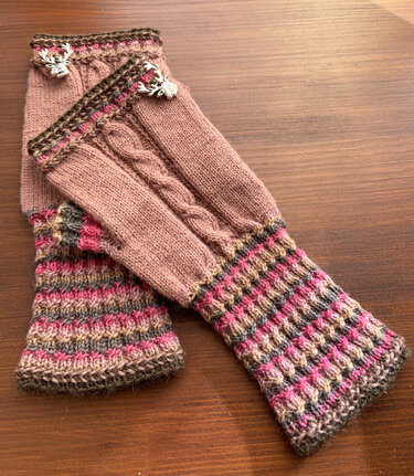Fingerlose gestrickte Armstulpen in Rosé und Braun mit Zopfmuster, mehrfarbigem Bündchen und Hirschknöpfen