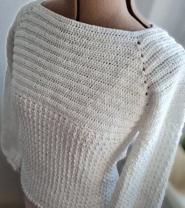 Weißer gehäkelter Damenpullover auf Schneiderpuppe, Rückenansicht mit unterschiedlichen Maschenmustern