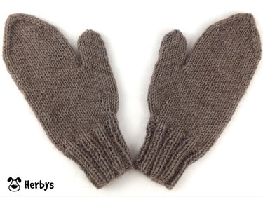 Paar braune gestrickte Fäustlinge mit Daumen auf hellem Hintergrund.