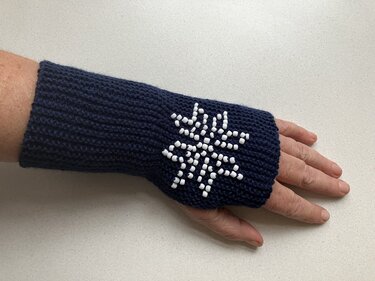 Pulswärmer mit eingestrickten Perlen - Strickanleitung