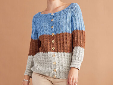 Gestrickte Damen-Strickjacke mit Farbblöcken in Hellblau, Braun und Beige und runden Holzknöpfen