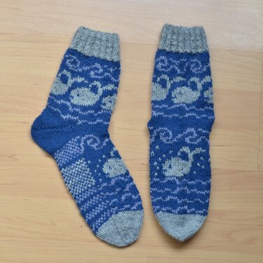 Gestrickte maritime Socken mit Fisch- und Wellenmuster in Blau und Grau