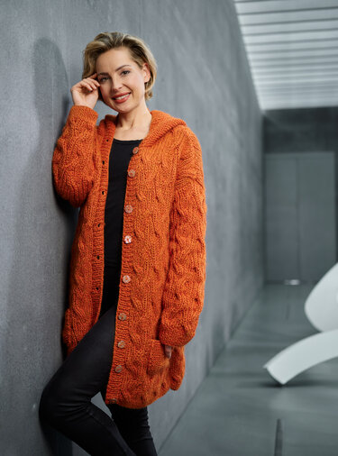 Longjacke mit Zopf-Patentmuster und Kapuze