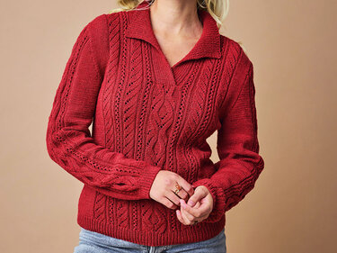Roter Damen-Strickpullover mit offenem Kragen, V-Ausschnitt und Zopf- sowie Lochmuster.