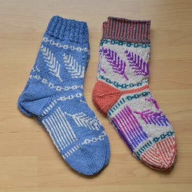 Anleitung Sockenmuster Bunte Feder mit mehreren Fäden - Stricken