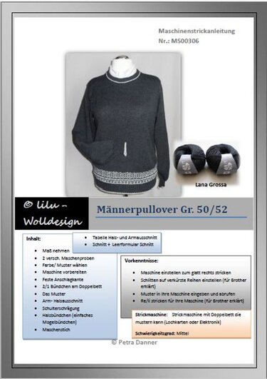 Dunkelgrauer, maschinengestrickter Herrenpullover mit gemustertem Bund und hellem Kragenrand auf einer Schneiderpuppe, daneben zwei Knäuel Wolle.