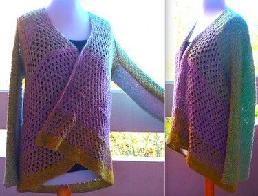 Offene Damenstrickjacke auf Mannequin, Lochmuster, V‑Überschlag, Farbverlauf grün‑lila