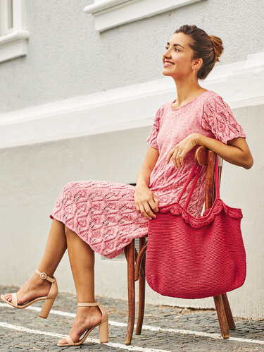 Set aus rosa-meliertem Strickkleid im Blattmuster und Tasche