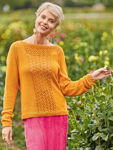 Orangener Strickpullover mit Musterbordüre als Raglan von oben