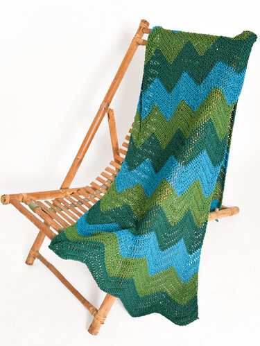 Im Wellenmuster mit drei Farben gehäkeltes Strandlaken - Häkeln