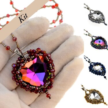 Weiße Handschuh-Hand hält facettierten Herz-Anhänger mit roten und goldfarbenen Perlen; rechts weitere Farbvarianten