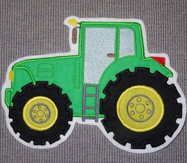 Gestickter grüner Traktor-Aufnäher mit schwarzen Reifen und gelben Felgen