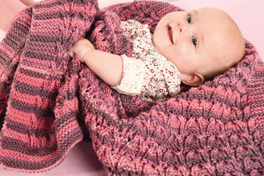 Strick-Set aus Decke und Bettrolle fürs Baby in Jeansblau- und Rosa Meliert