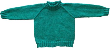 Türkisgrüner gestrickter Kinderpullover mit Rüschenkragen und Raglanärmeln auf weißem Hintergrund