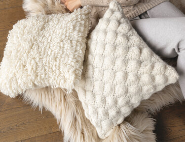 Zwei Kissen in Schlaufen- und Noppenoptik - Häkeln