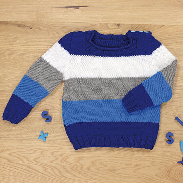 Gestreifter Kinderpullover mit Schulterknopf und Rippbündchen in Blau, Grau und Weiß