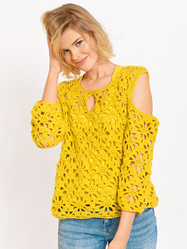 Gelber, schulterfreier Häkelpulli mit 7/8 Ärmeln und Cut-Cuts