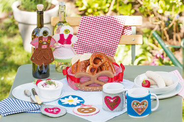 Genähte Tischdeko und  gestrickte und gestickte Outfits fürs Oktoberfest - Nähen