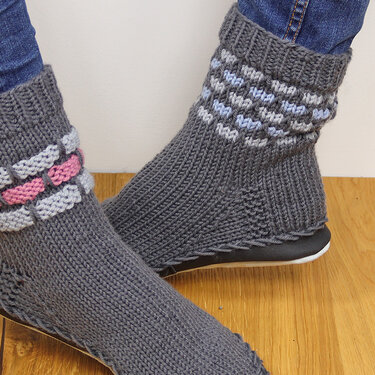 Gestrickte graue Damensocken mit geripptem Schaft, dekorativer Musterborte und festem Sohlenbesatz