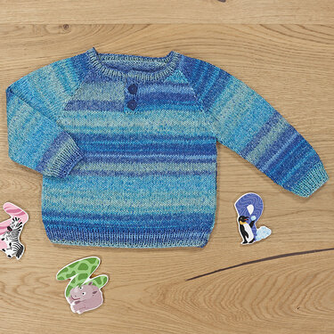 Gestrickter Kinderpullover in Blau- und Türkistönen mit Raglanärmeln und zwei Knöpfen