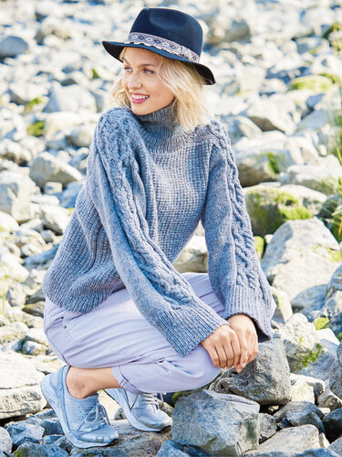 Pulli mit Web- und Zopfmuster in Hellgrau - Stricken