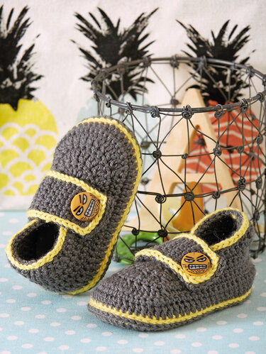 Gehäkelte Mary-Jane-Babyschuhe grau mit gelbem Rand und Knopf