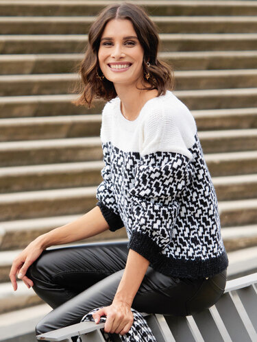 Pullover mit Hebemaschenmuster in Schwarz-Weiß