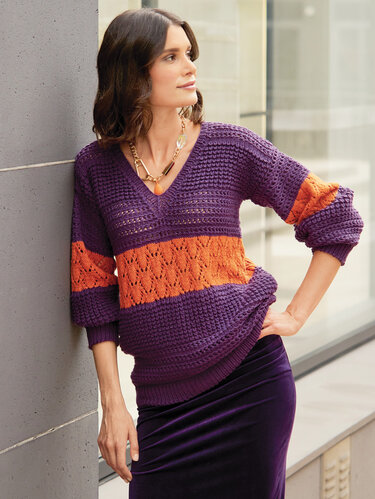 Violetter V-Ausschnittpulli mit Musterstreifen in Terracotta