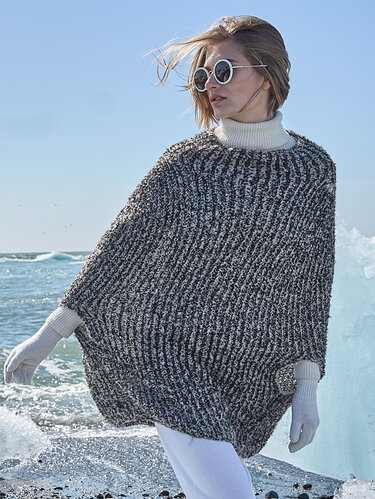 Zweifarbiger Poncho in Beige und Schwarz - Stricken