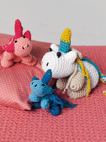 Drei Einhörner in verschiedenen Größen und Farben - Stricken