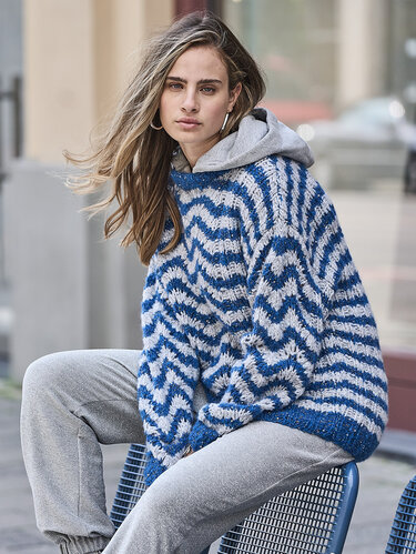 Pulli im Pfauenmuster