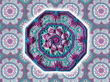 Achteckiges gehäkeltes Granny-Motiv in Lila, Rosa und Türkis mit floralem Muster