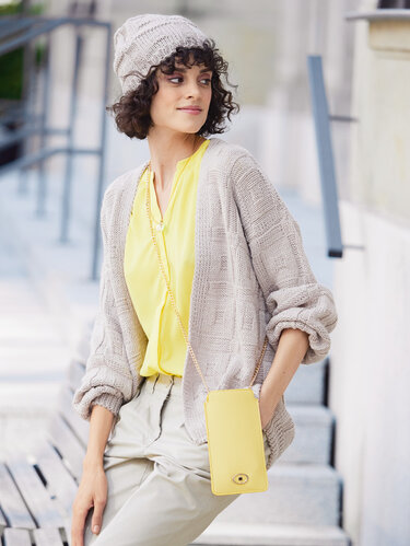 Mütze und Cardigan in Beige