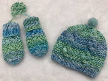 Handgestricktes Mützen- und Fäustling-Set für Babys in Blau und Grün mit Zopfmuster