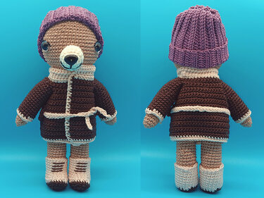 Vorder- und Rückansicht eines gehäkelten Amigurumi-Teddybären mit lila Mütze, braunem Mantel und hellen Stiefeln.