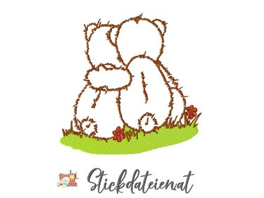 Stickmotiv eines romantischen Bärenpaares, das eng auf Gras mit roten Blumen sitzt