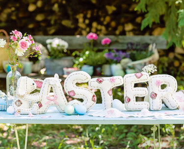Genähter Schriftzug "Easter" aus naturfarbenem Filz - Nähen