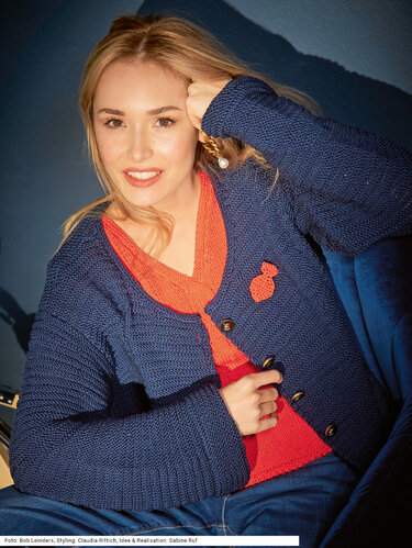 Marinefarbene Jacke mit Brosche und rotem, tailliertem Pulli