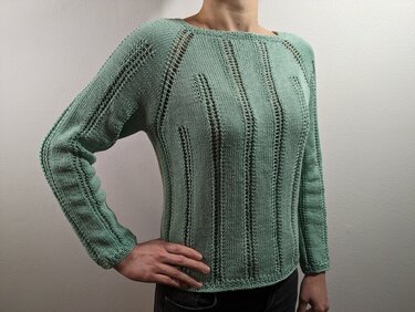Damenpullover in Mint mit vertikalen Lochstreifen und Raglanärmeln