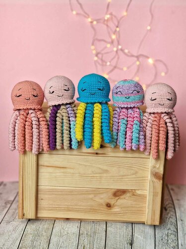 No sew crochet jellyfish amigurumi pattern for premature babies