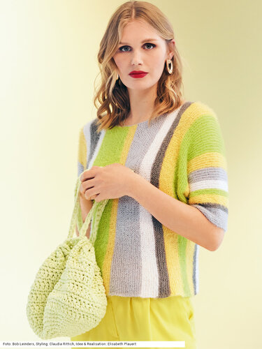 Quergestrickter Pulli in Grau, Gelb, Grün und Weiß und Tasche in Gelb