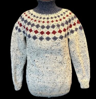 Traditioneller gestrickter Rundpassenpullover mit Rautenmuster in Rot und Grau, ideal für Weihnachten