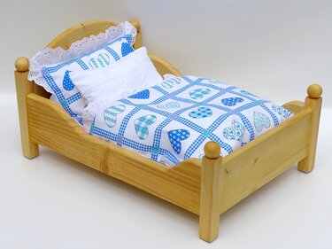 Kombi-Anleitung: Bauanleitung Puppenbett aus Holz und passende Bettwäsche - Basteln