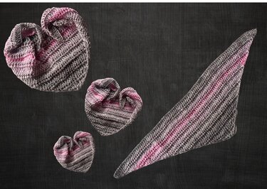 Gehäkeltes Dreieckstuch mit spitzer Form und gestreiftem grau-rosa Garn neben drei in Herzform gelegten Stücken