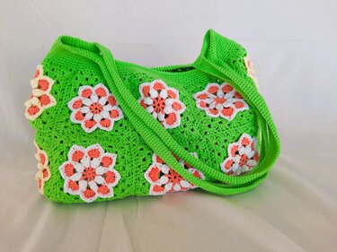 Gehäkelter grüner Shopper mit korallenfarbenen und weißen Blüten-Granny-Squares