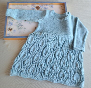 Hellblaues gestricktes Kinderkleid mit Blatt-Ajour und langen Ärmeln