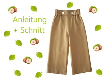 Beige Kinderhose mit weitem Bein, elastischem Bund und zwei Knöpfen; Schriftzug 'Anleitung + Schnitt' und Haselnuss- sowie Blatt-Illustrationen