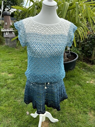 Gehäkeltes Ombré-Kleid in Blau und Weiß auf einer Schaufensterpuppe