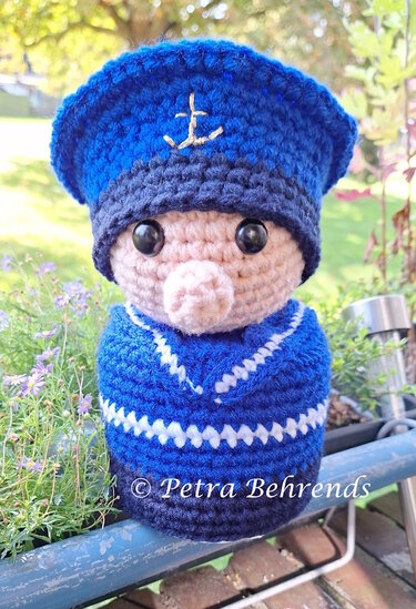 Gehäkelte Matrosenfigur in Blau mit Anker und weißen Streifen